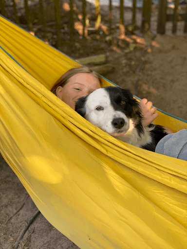 meisje en hond in gele hangmat